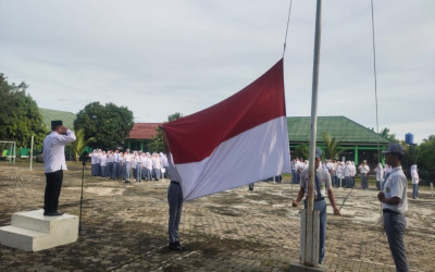 Ahmad Musopa Pimpin Langsung Uapacara Bendera Di MAN 1 Lampung Selatan